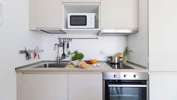 Appartement (1 Bedroom) | Cuisine privée | Micro-ondes, four, bouilloire électrique, chaise haute