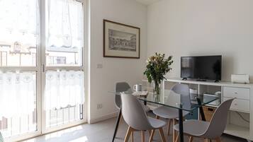 Apartment (1 Bedroom) | Ruang makan