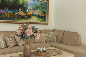 Premier Villa | Living room | 32-inch Smart TV with digital channels - Soma Villa by Betterplace (Jimbaran)