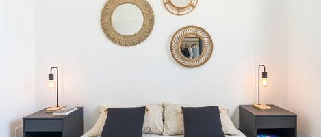 3 dormitorios, tabla de planchar con plancha, cuna de viaje