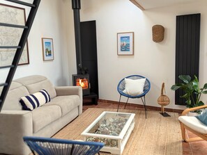 Smart-TV, bøker og stereoanlegg