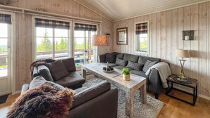 Un salon confortable avec un canapé, une table basse et un chien.