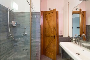 Dusche, Haartrockner, Bidet