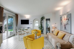 Family House, Multiple Bedrooms, 2 Bathrooms (Il Silenzio House) | Living area | 21-inch flat-screen TV with cable channels - Il Silenzio House (Manerba del Garda)