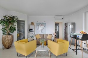 Family House, Multiple Bedrooms, 2 Bathrooms (Il Silenzio House) | Living area | 21-inch flat-screen TV with cable channels
