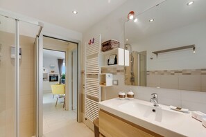 Family House, Multiple Bedrooms, 2 Bathrooms (Il Silenzio House) | Bathroom | Combined shower/bathtub, hair dryer, bidet, towels - Il Silenzio House (Manerba del Garda)