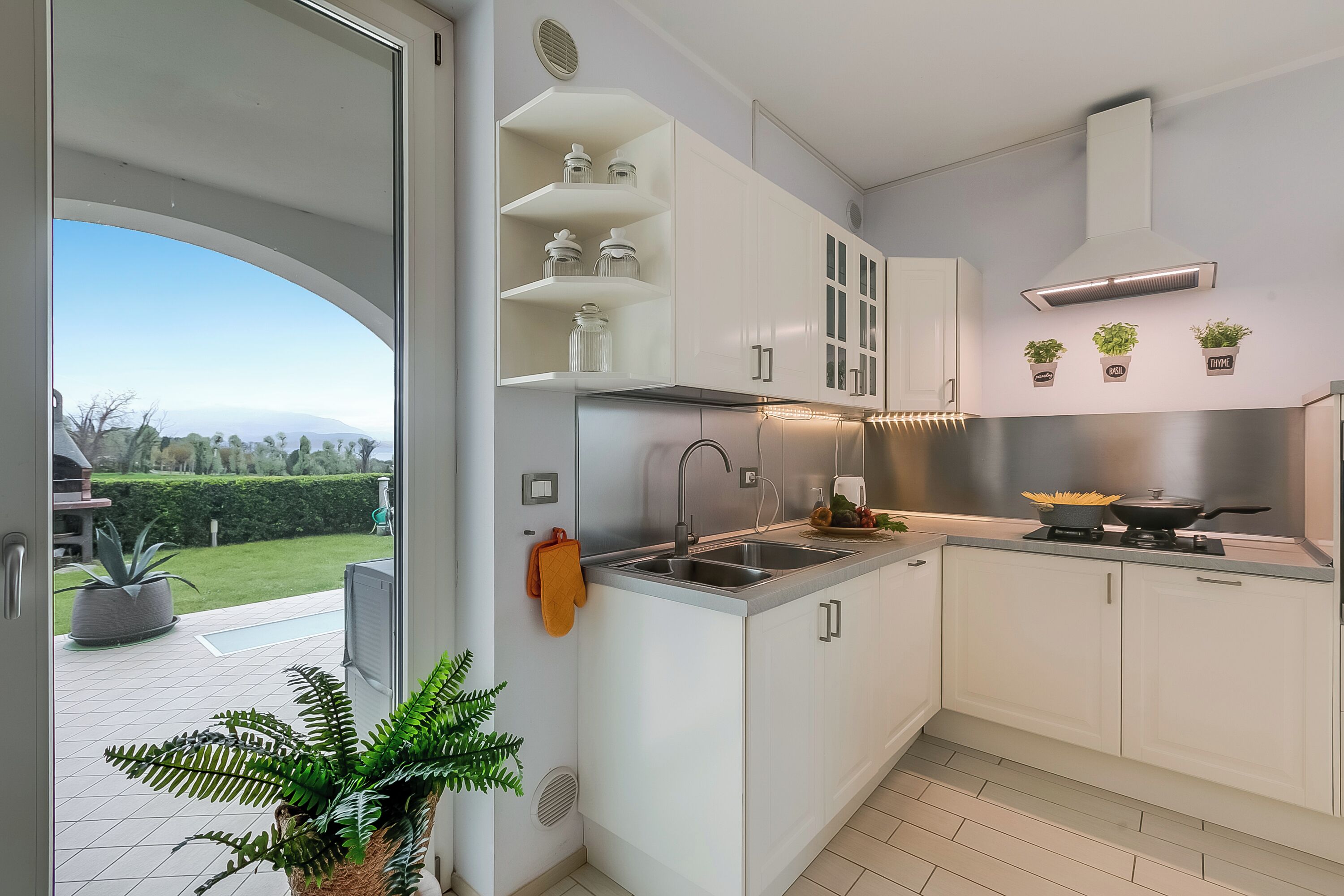 Lemari es, microwave, oven, dan kompor