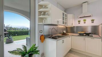 Lemari es, microwave, oven, dan kompor