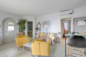 Maison familiale, plusieurs chambres, 2 salles de bains (Il Silenzio House) | Aire de séjour | Téléviseur à écran plat de 21 po avec télévision par câble