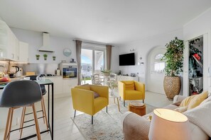 Maison familiale, plusieurs chambres, 2 salles de bains (Il Silenzio House) | Aire de séjour | Téléviseur à écran plat de 21 po avec télévision par câble