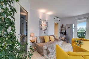 Family House, Multiple Bedrooms, 2 Bathrooms (Il Silenzio House) | Living area | 21-inch flat-screen TV with cable channels - Il Silenzio House (Manerba del Garda)