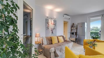 Nhà dành cho gia đình, 2 phòng ngủ, 2 phòng tắm (Il Silenzio House) | Khu phòng khách | TV màn hình phẳng 21-inch có truyền hình cáp