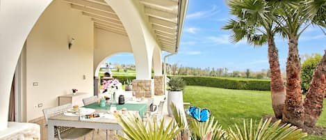 Casa familiar, varias habitaciones, 2 baños (Il Silenzio House) | Restaurante al aire libre