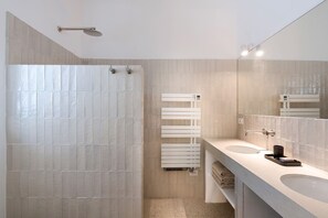 Shower, hair dryer, bidet - Villa Rebecca with private pool - My Rental Homes (Syracuse)