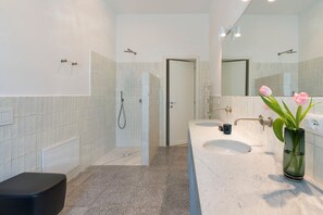 Dusche, Haartrockner, Bidet