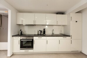 Fridge, oven, stovetop, coffee/tea maker