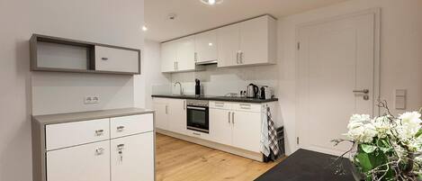 Fridge, oven, stovetop, coffee/tea maker