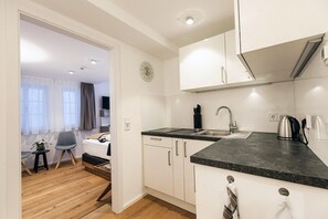 Fridge, oven, stovetop, coffee/tea maker