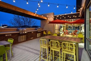 Outdoor dining - Family Fun Awaits in a Spacious Suite Near Local Attractions (Wichita)