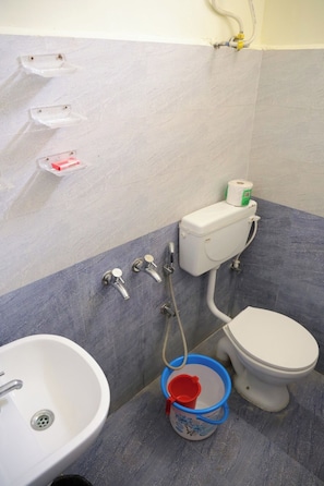 Toallas, jabón, papel de baño 