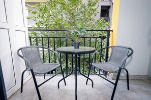 Standaard tweepersoonskamer, 1 kingsize bed, balkon, uitzicht op stad | Een strijkplank/strijkijzer, gratis wifi, beddengoed
