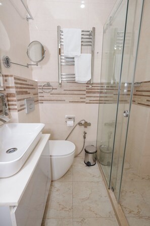 Deluxe Double Room, Balcony, City View | Bilik Mandi