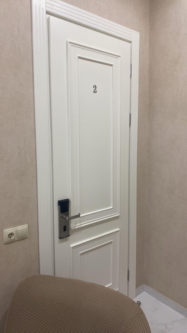 Chambre Double Standard, 1 très grand lit, balcon, vue ville | Coin séjour | TV connectée, Netflix, services de streaming, imprimantes