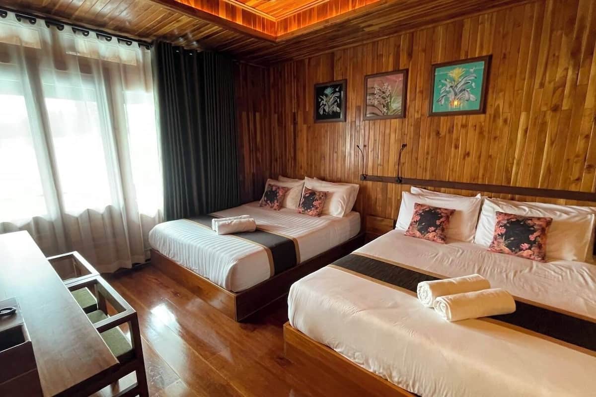 Quarto triplo, vista para o rio | Escrivaninha, Wi-Fi de cortesia
