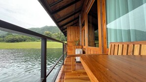 Quarto triplo, vista para o rio | Terraço/pátio