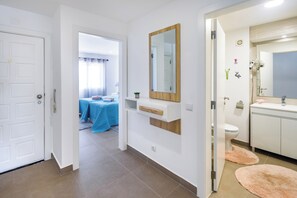 Shower, hair dryer, towels, toilet paper - AlbufeiraMar Apartment (Albufeira)