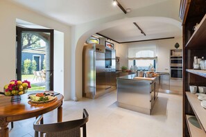 Fridge, microwave, oven, stovetop - Villa Pozzillo with private pool - My Rental Homes (Acireale)