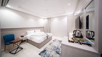 Een minibar, een strijkplank/strijkijzer, gratis wifi, beddengoed