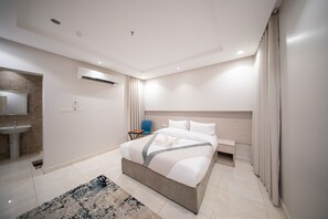 Minibar, tabla de planchar con plancha, wifi gratis y ropa de cama 