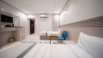 Een minibar, een strijkplank/strijkijzer, gratis wifi, beddengoed