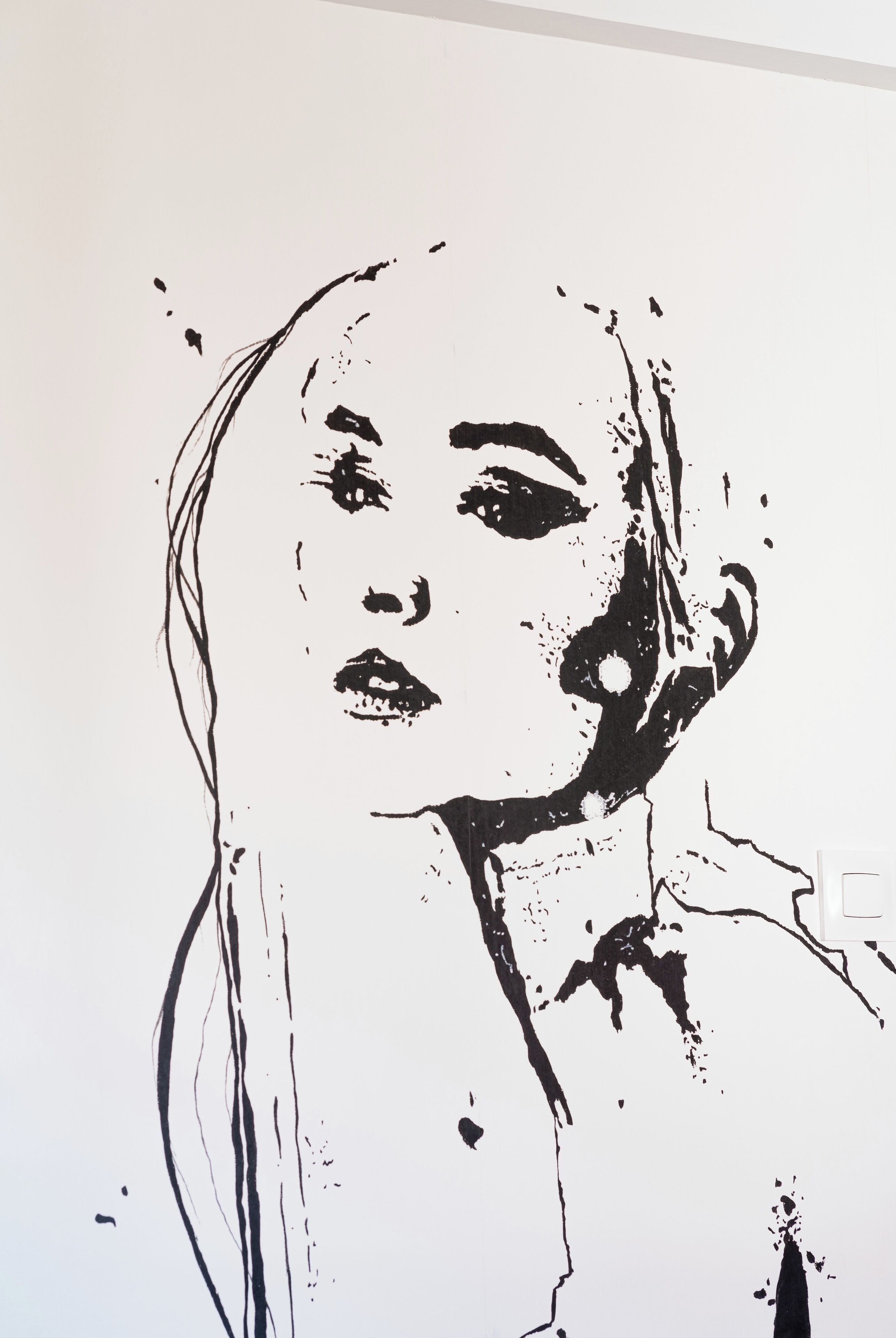 A black and white line drawing of a person wearing a suit.