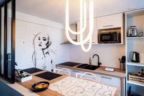 Microondas, placa de cocina