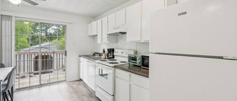 ثلاجة، ميكروويف، فرن، موقد طهي مسطح