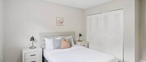 2 sovrum, skrivbord, strykjärn/strykbräda och resesäng