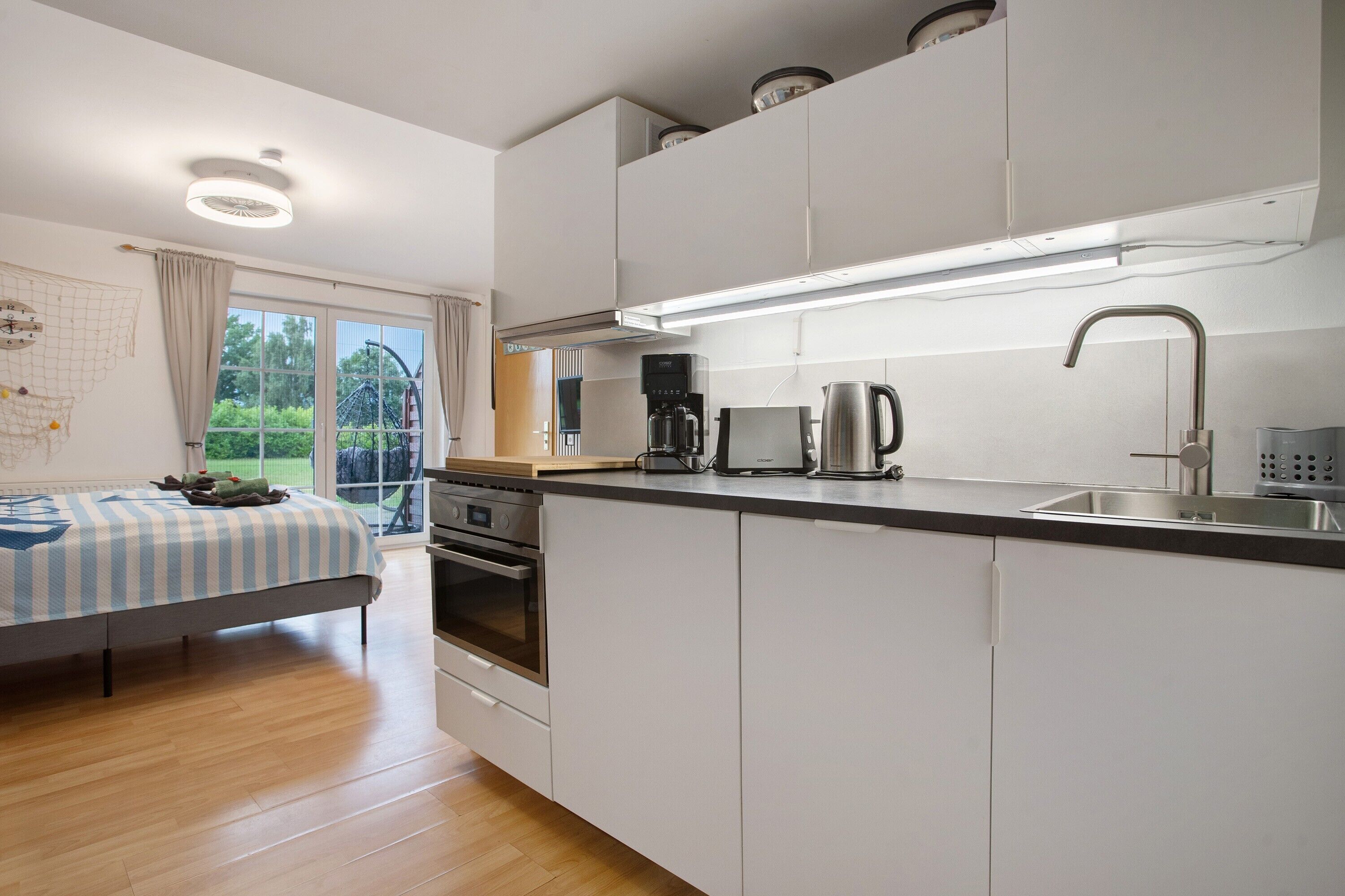 Jääkaappi, mikroaaltouuni, uuni, liesi