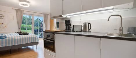 Réfrigérateur, micro-ondes, four, plaque de cuisson