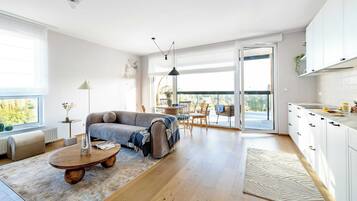 Exclusive Apartment, 2 Bedrooms, Balcony, Sea View | Living room