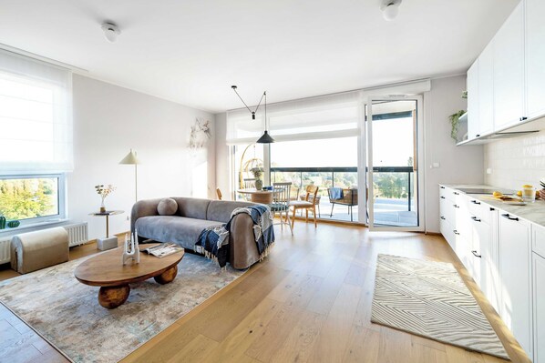 Exclusive Apartment, 2 Bedrooms, Balcony, Sea View | Living room