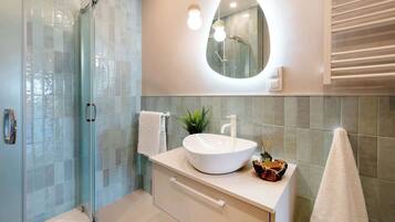 Exclusive Apartment, 2 Bedrooms, Balcony, Sea View | Bathroom