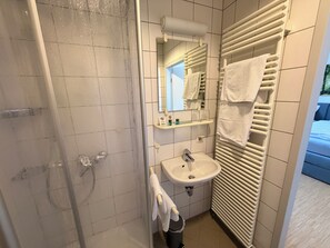 Comfort Double Room | Bathroom | Shower, free toiletries, towels, toilet paper - Klosterhof Neustadt am Main (Neustadt a. Main)
