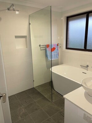 Shower, hair dryer, towels, toilet paper - Mollymook Beach Bungalow (Mollymook Beach)