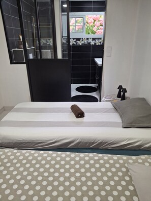 2 chambres, fer et planche à repasser, Wi-Fi, draps fournis