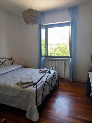 3 chambres, fer et planche à repasser, accès au Wi-Fi (inclus)