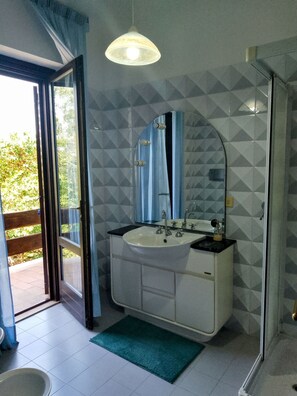 Whirlpool, Haartrockner, Bidet, Handtücher
