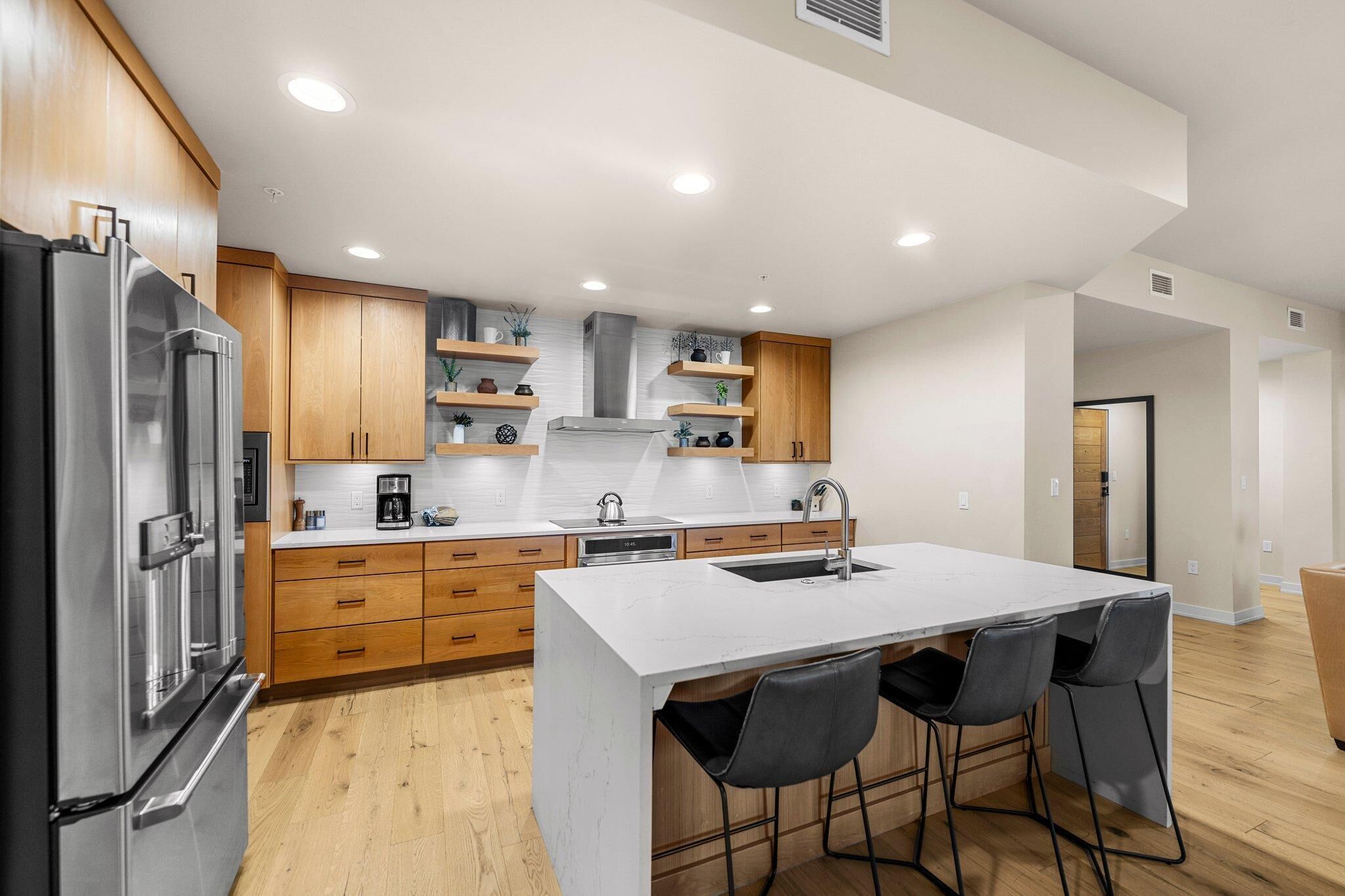 冷蔵庫、電子レンジ、オーブン、コンロ