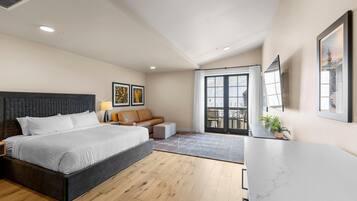 3 bedrooms, internet, bed sheets